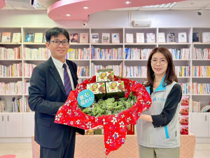 新竹大遠百林家榕代表致贈愛心肉粽予新竹市社會處。