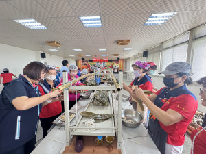 潭子區農會動員家政班媽媽手包1000中部粽，其中300顆公益捐贈惠明盲校。