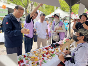 ▲高市勞工局在大遠百館前廣場舉行「深愛築夢」身心障礙者多元創業市集。