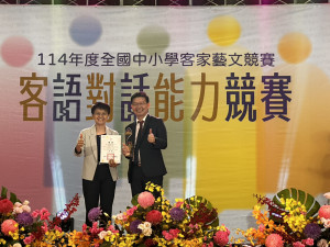 台中市東勢區成功國小好講客隊獲得甲等，由江俊龍主委代為領獎。