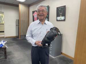 沈文振董事長首度公開展示拓開幫日本公司生產的醫療用外骨骼機器人零件