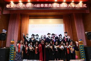 越南生與曾信超校長合影