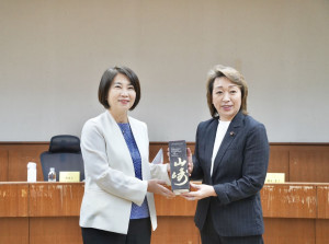 日本橋本聖子參議員拜會周春米交流　參訪大鵬灣推動藍碳永續合作