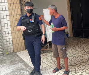 老翁外出迷途，楊梅警積極協助護送返家。