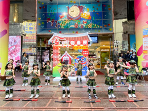 欣欣幼兒園「小小兵儀隊」帶來熱力四射、逗趣又可愛的演出。