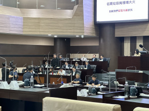 議員關切垃圾場大火造成空氣品質太差。（記者扶小萍攝）