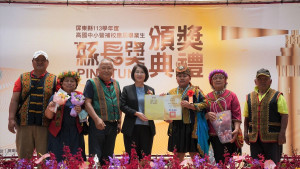 鼓勵學子追求榮耀　周春米親頒縣長獎勉勵