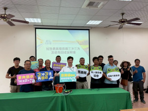 嘉義縣環保局與社團法人嘉義縣無人植保機協會攜手，媒合16位農藥代噴業者成為農藥廢容器逆向回收站點／嘉義縣府提供