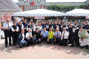 縣長楊文科與新竹市前市長林政則一起愛出席心義賣園遊會。