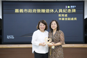 嘉義市府教育處副處長林喜信服務公職35年8個月，6月2日正式榮退，市長黃敏惠致贈退休紀念牌／嘉義市府提供