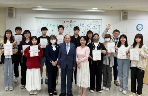 長庚大學通識教育中心方基存主任﹙前排中﹚、人文科召集人劉德玲教授﹙前排右一﹚與得獎同學合影