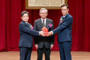 竹科管理局新任局長胡世民（右起）於國科會主委吳誠文監交下從卸任局長陳宗權手中接過印信。