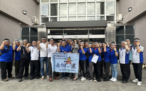 南投縣青農聯誼會員到縣府接受許縣長授旗。（記者扶小萍攝）
