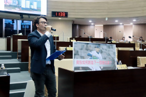 簡千翔議員呼籲改善中興棒球場域以符合正式比賽規格。（記者扶小萍攝）