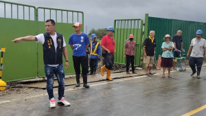 義竹鄉民代表會副主席翁明收與鄉親前往工地抗議／陳致愷攝影