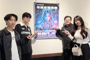 多遊系畢業生石慈玉(右一)與同學一起經營「競趣PLAY」電競頻道，掃描海報上的QR Code即可觀看。（弘光科大提供）
