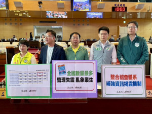 民進黨議員王立任（左二）等人指出，夾娃娃機氾濫造成占用騎樓、擅改機台、保夾金額過高，甚至販售成人用品等違規狀況。