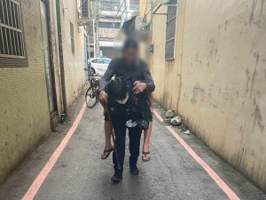 老翁摔倒路旁動彈不得，平鎮警暖心徒步背返家。