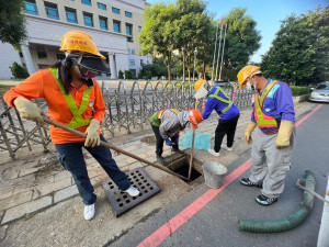 夏季汛期來臨，嘉義市政府環境保護局進行溝渠清疏工作／市府提供
