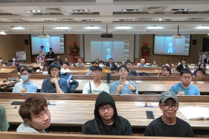 書院生與在線上的榮譽書院長錢復合影，收穫滿滿。