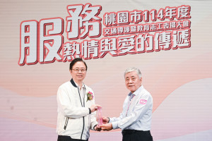張市長頒發「終身楷模獎」予游斌賦志工。