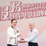 張市長頒發「終身楷模獎」予游斌賦志工。