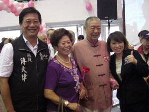 傅曾小榮女士(左二)一生獲獎無數，其長子為現任嘉義市議員傅大偉。(圖／嘉義市體育運動總會提供)