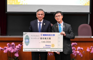 朝陽校長接受捐款。林重鎣