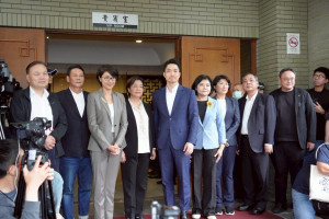 針對行政院統刪地方一般性補助款，台北市長蔣萬安4日下午偕同多位縣市政府首長代表前往行政院遞送訴願書。（圖／台北市府秘書處媒體事務組）