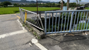 台中市潭子區嘉豐路219巷口護欄遭車輛擦撞變形。