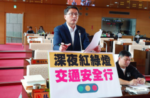 林德宇議員呼籲動態檢討全日型紅綠燈，才能有效降低深夜交通事故。