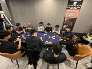 中正大學附近某桌遊館以「德州撲克協會」名義舉辦限時錦標賽，還聯名大學德州撲克社團吸引學生賭客／警方提供