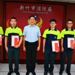 消防局長李世恭頒發感謝狀，光復分隊陳聰緯、徐嘉駿(左起)；中山分隊曾柏豪、沈紀衡(同仁代領)及鳳凰志工戴安慎。
