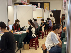 勞動部斗六就業中心於舉辦「薪想事成、職得你來」大型徵才活動，邀集40家廠商、提供超過1千個工作機會／斗六就業中心提供