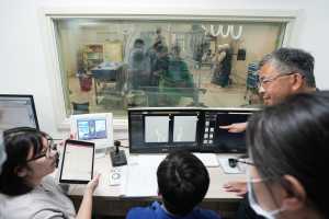 嚴寶勝副院長緊急急診處置93歲中風患者，與會專家同步觀摩實作流程