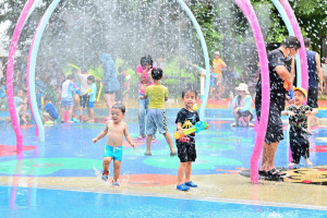 中科公園戲水區遊客同樂