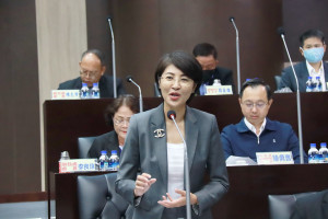 許縣長認為卓院長不該以二分法來處理補助問題。（記者扶小萍攝）