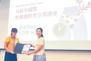 彰基婦產部莊羽豊醫師（右）受邀至彰化藝術高中，進行月經平權與性健康教育講座。圖／彰基醫院提供