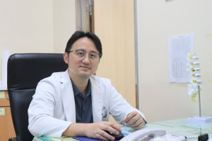 游敬孝醫師指出，無跌倒卻骨折，骨鬆警訊不容忽視