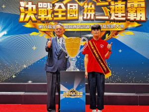賴家仁分署長(左)與銲接職類選手宋偉騏(右)一起進行決戰全國必勝金盃的啟動儀式。