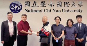 為延續對學生的關懷與愛，陳依蓉老師之父陳信雄先生，偕胞姊陳慧蓉副教授親臨暨大，捐贈資工系200萬獎學金。（圖/暨大提供）