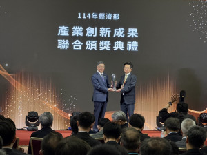 中原大學講座教授張雍(右)獲頒「經濟部國家產業創新獎」個人類「產學貢獻獎」，由行政院長卓榮泰(左)親自頒獎表揚。