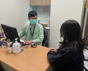 新竹臺大分院家庭醫學部蘇柏維醫師與病人說明定期健康檢查的重要性。