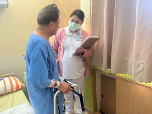 桃醫照顧不中斷        長照銜接助家庭安心（黃佩慈護理師右）