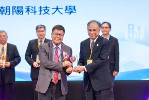 朝陽科大獲頒產學合作績優單位。林重鎣