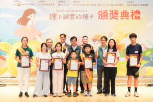 圖說：臺南市政府副秘書長殷世熙(後排中)、臺南市教育局專門委員林谷達(後排右1)均出席頒獎典禮，鼓勵獲獎同學。圖片來源：永慶慈善基金會