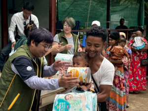 緬甸助人網發送幼兒物資，使災民家庭在困境中得安慰。(芥菜種會提供)