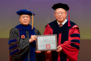 中央大學蕭述三校長（左）頒授學位證書給臻鼎科技集團董事長沈慶芳先生（右），表彰其卓越貢獻。