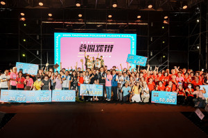 桃園市長張善政於「2025桃園閩南文化節藝閣踩街」頒獎典禮中頒發優勝團隊獎金。