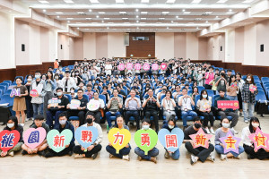 桃園市長張善政出席「114年新進人員研習班」與大家合影。